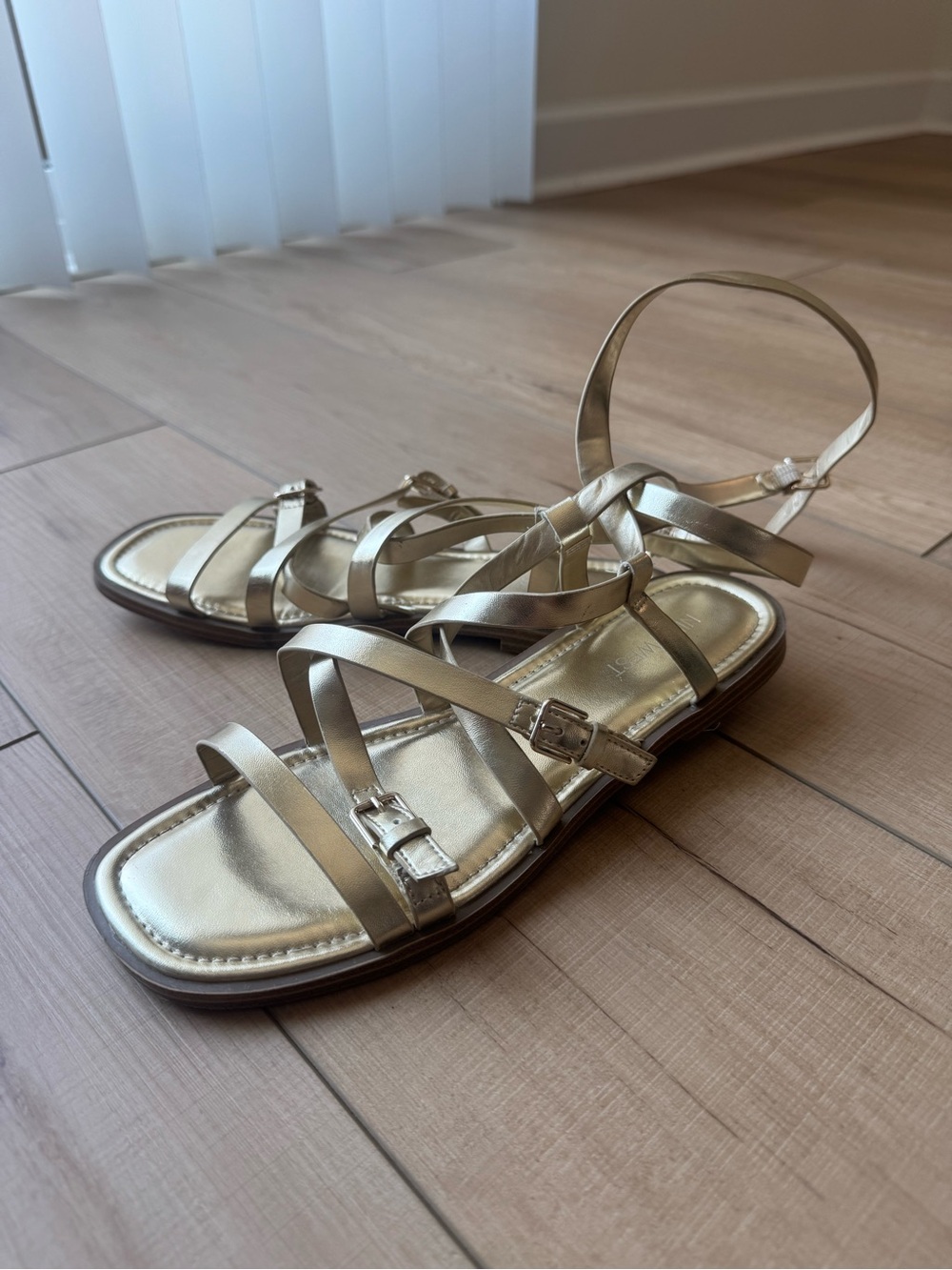 Nine West Gold Metallic Strappy Ankle Wrap Flat Sandals Size 8